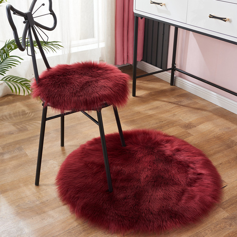 Kėdės pagalvė, apvali pūkuota, neslystanti, imitacija vilnos; Medžiaga: poliakrilonitrilo pluoštas; Užpildas: 100%; Raštas: vienarūšis; Pritaikoma; Tinka kombinuotai sofai