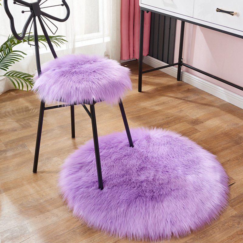 Kėdės pagalvė, apvali pūkuota, neslystanti, imitacija vilnos; Medžiaga: poliakrilonitrilo pluoštas; Užpildas: 100%; Raštas: vienarūšis; Pritaikoma; Tinka kombinuotai sofai