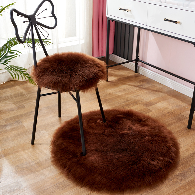 Kėdės pagalvė, apvali pūkuota, neslystanti, imitacija vilnos; Medžiaga: poliakrilonitrilo pluoštas; Užpildas: 100%; Raštas: vienarūšis; Pritaikoma; Tinka kombinuotai sofai