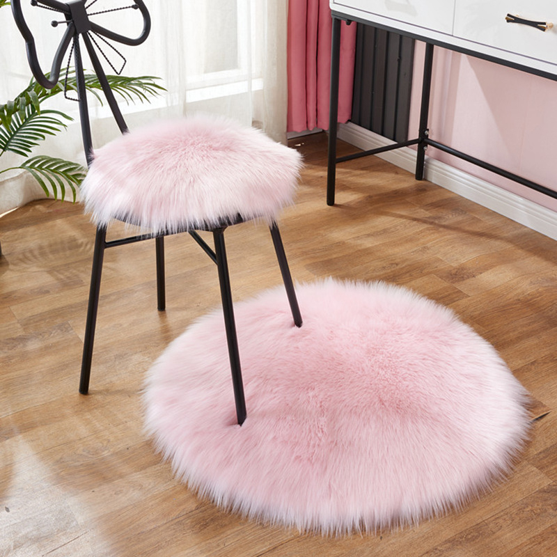 Kėdės pagalvė, apvali pūkuota, neslystanti, imitacija vilnos; Medžiaga: poliakrilonitrilo pluoštas; Užpildas: 100%; Raštas: vienarūšis; Pritaikoma; Tinka kombinuotai sofai