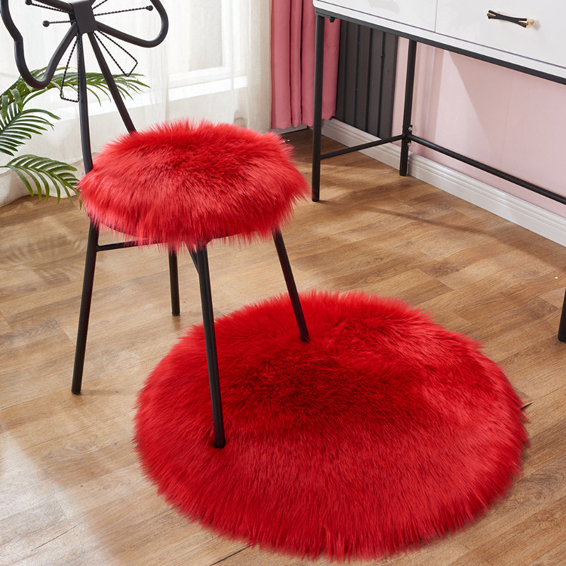 Kėdės pagalvė, apvali pūkuota, neslystanti, imitacija vilnos; Medžiaga: poliakrilonitrilo pluoštas; Užpildas: 100%; Raštas: vienarūšis; Pritaikoma; Tinka kombinuotai sofai