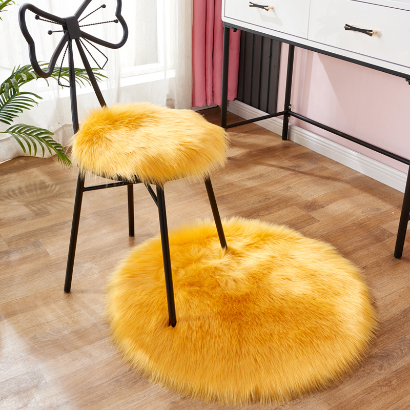 Kėdės pagalvė, apvali pūkuota, neslystanti, imitacija vilnos; Medžiaga: poliakrilonitrilo pluoštas; Užpildas: 100%; Raštas: vienarūšis; Pritaikoma; Tinka kombinuotai sofai