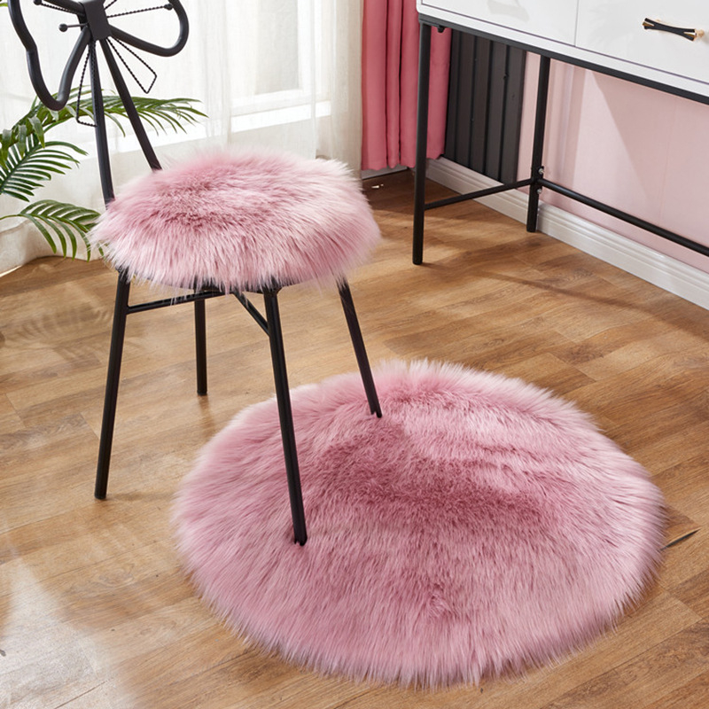 Kėdės pagalvė, apvali pūkuota, neslystanti, imitacija vilnos; Medžiaga: poliakrilonitrilo pluoštas; Užpildas: 100%; Raštas: vienarūšis; Pritaikoma; Tinka kombinuotai sofai