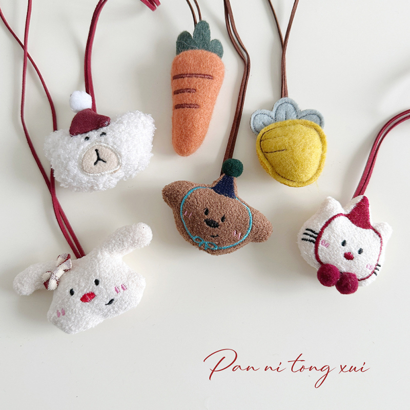 Dječji pamučni lančić s 3D likom djevojčice-medvjedić i detaljem od tkanine s uzorkom mrkve