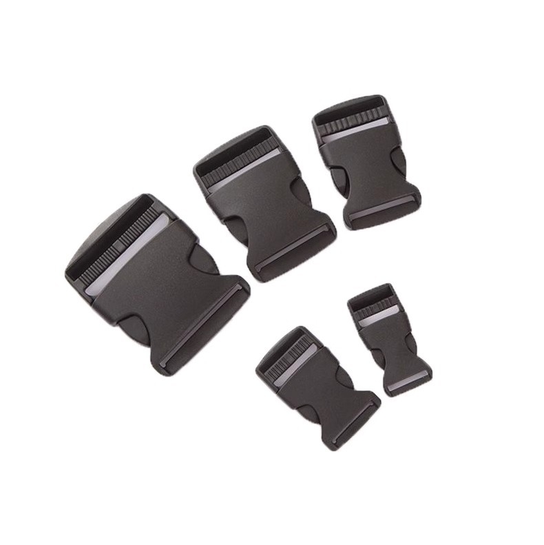 Bieza plastmasas sprādze mugursomām un somām — regulējama, pilsētas stila, bagāžas piederums (Zīmols: Friendly, Materiāls: Plastmasa, Izlaidums: 2025. gada pavasaris)