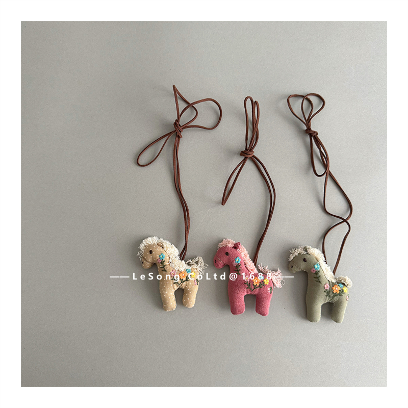 Детско колие от плат, ръчно плетено, цветеобразен елемент, карикатурен стил, дължина на веригата 11 см+, за деца 3–6 години, есен 2024