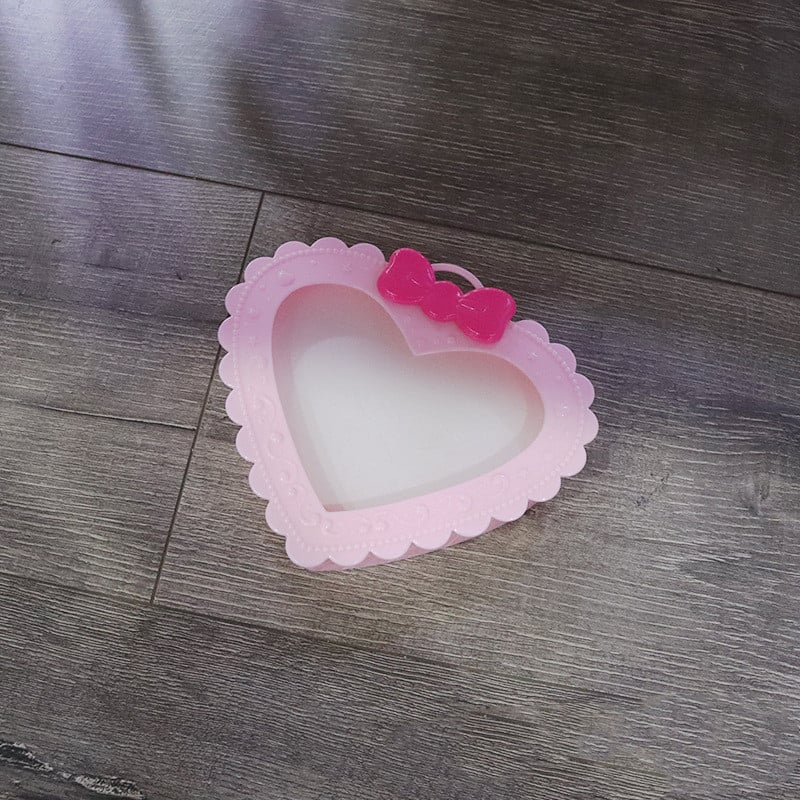 Makiažo ir papuošalų laikymo dėžutė ant stalo su dvigubu veidrodžiu ir širdies formos dizainu; Princesės serija; medžiagos: plastikas/resinai/geležis