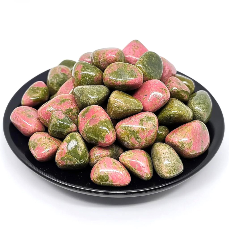 Kristāla neapstrādāti akmeņi kā dekoratīvi rotājumi, dabiska amatniecība, ģeometriska forma, lielapjoma iepakojums