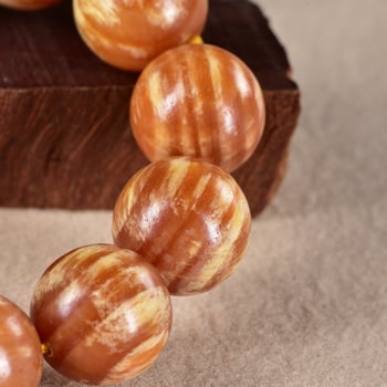 108 gyöngyös kínai stílusú karkötő Blood Dragon Woodból borostyán betétekkel