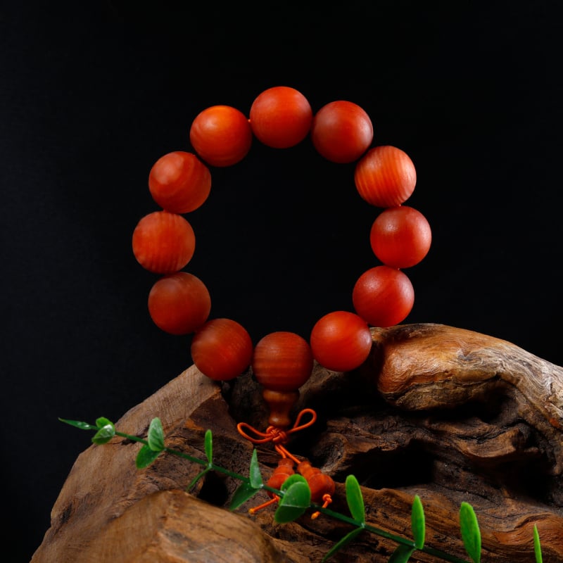 108 gyöngyös kínai stílusú karkötő Blood Dragon Woodból borostyán betétekkel