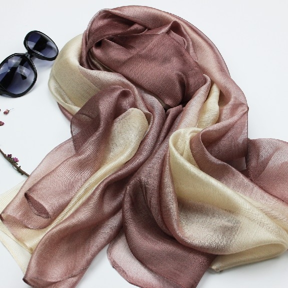 Μακρύ φουλάρι από μετάξι με gradient σχέδιο, warp-knit ύφανση, μίξη μεταξιού με άλλες ίνες (21–30% μετάξι, 61–70% άλλες ίνες)