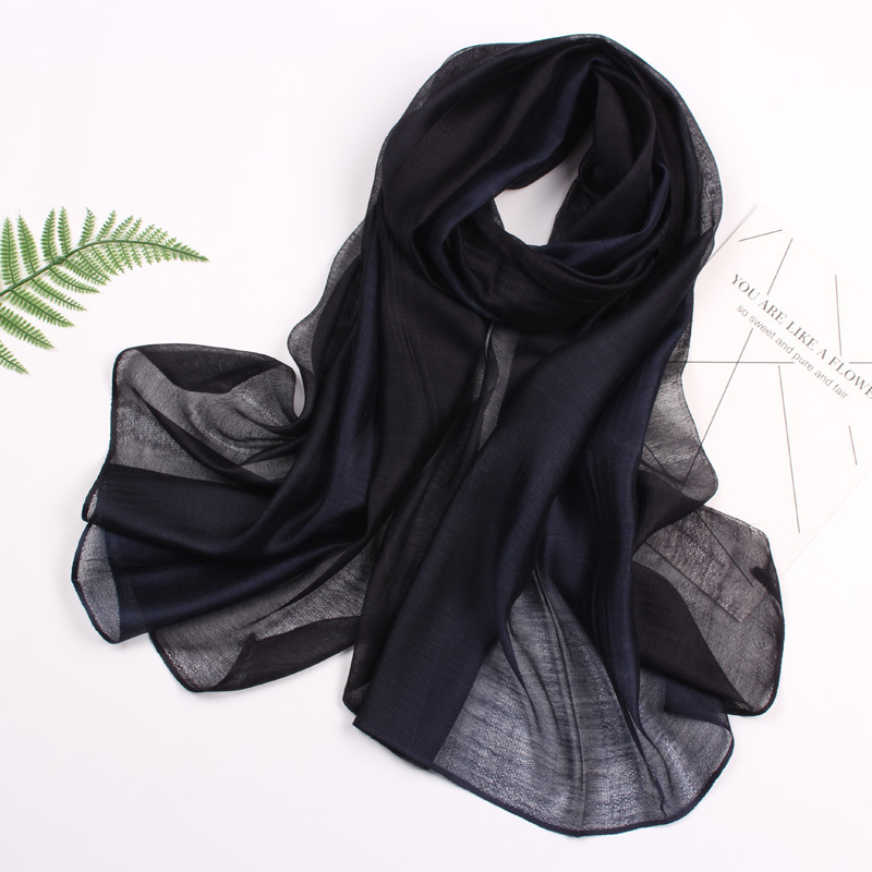 Μακρύ φουλάρι από μετάξι με gradient σχέδιο, warp-knit ύφανση, μίξη μεταξιού με άλλες ίνες (21–30% μετάξι, 61–70% άλλες ίνες)