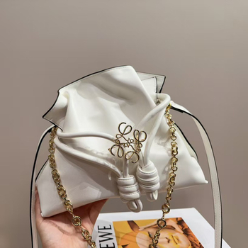 Pečių rankinė iš veršienos odos, horizontalaus kvadrato formos, atidarytas viršus, vidinė kišenė telefonui, vienas peties dirželis.