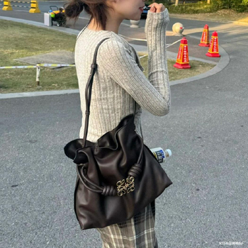 Pečių rankinė iš veršienos odos, horizontalaus kvadrato formos, atidarytas viršus, vidinė kišenė telefonui, vienas peties dirželis.