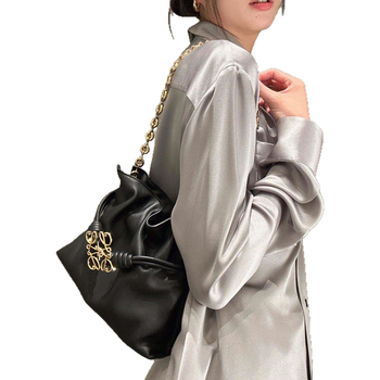 Pečių rankinė iš veršienos odos, horizontalaus kvadrato formos, atidarytas viršus, vidinė kišenė telefonui, vienas peties dirželis.