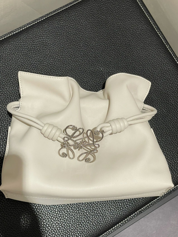 Pečių rankinė iš veršienos odos, horizontalaus kvadrato formos, atidarytas viršus, vidinė kišenė telefonui, vienas peties dirželis.