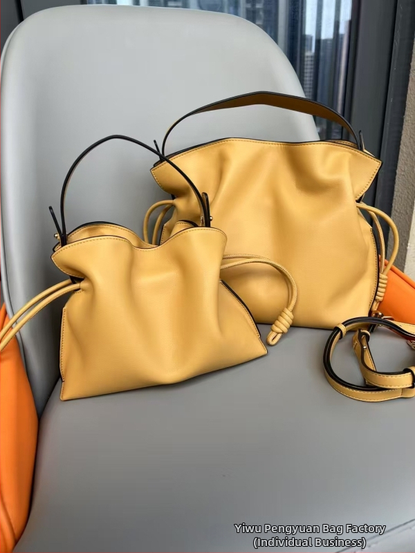 Pečių rankinė iš veršienos odos, horizontalaus kvadrato formos, atidarytas viršus, vidinė kišenė telefonui, vienas peties dirželis.