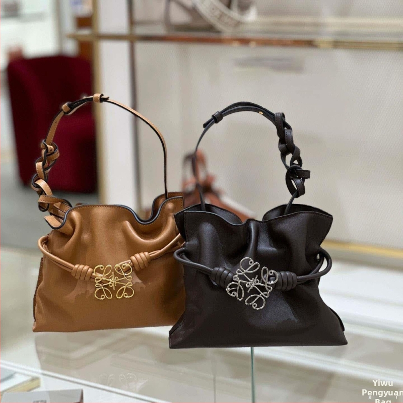 Pečių rankinė iš veršienos odos, horizontalaus kvadrato formos, atidarytas viršus, vidinė kišenė telefonui, vienas peties dirželis.