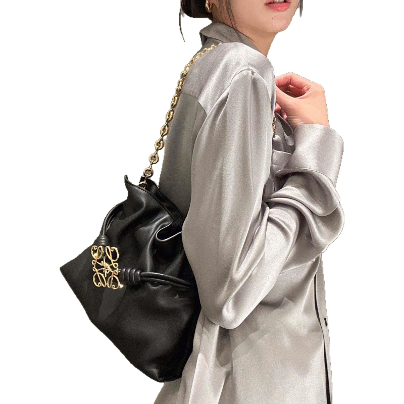 Pečių rankinė iš veršienos odos, horizontalaus kvadrato formos, atidarytas viršus, vidinė kišenė telefonui, vienas peties dirželis.