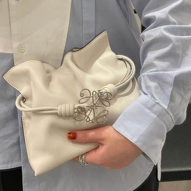 Pečių rankinė iš veršienos odos, horizontalaus kvadrato formos, atidarytas viršus, vidinė kišenė telefonui, vienas peties dirželis.