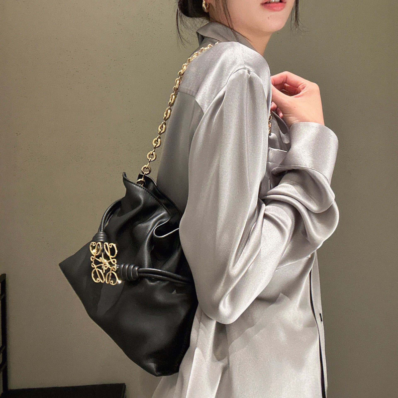 Pečių rankinė iš veršienos odos, horizontalaus kvadrato formos, atidarytas viršus, vidinė kišenė telefonui, vienas peties dirželis.