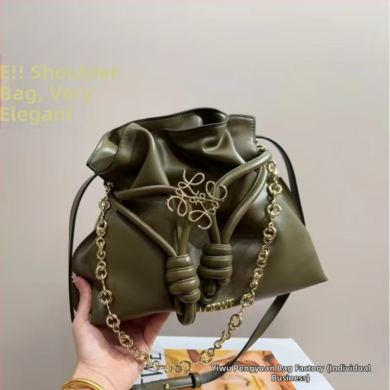 Pečių rankinė iš veršienos odos, horizontalaus kvadrato formos, atidarytas viršus, vidinė kišenė telefonui, vienas peties dirželis.