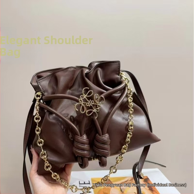 Pečių rankinė iš veršienos odos, horizontalaus kvadrato formos, atidarytas viršus, vidinė kišenė telefonui, vienas peties dirželis.