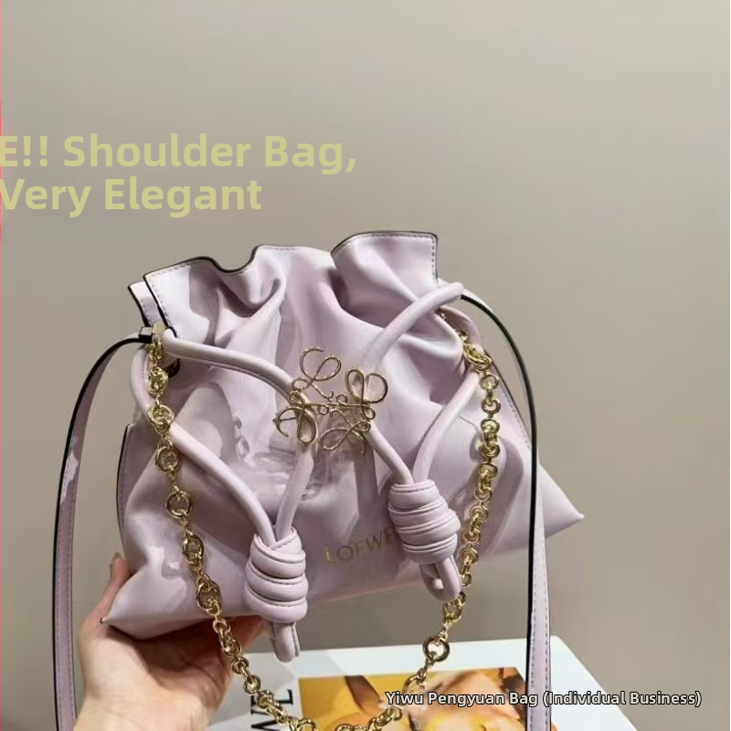 Pečių rankinė iš veršienos odos, horizontalaus kvadrato formos, atidarytas viršus, vidinė kišenė telefonui, vienas peties dirželis.