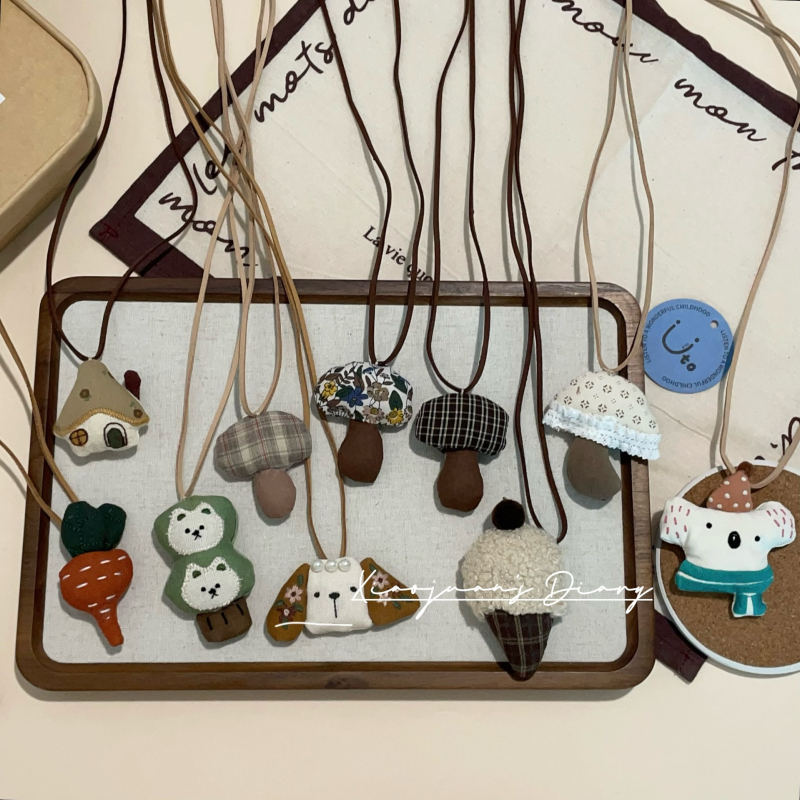 Garā bērnu kaklarota ar dzīvnieku formu, no auduma, meža stila, rokām izšūta