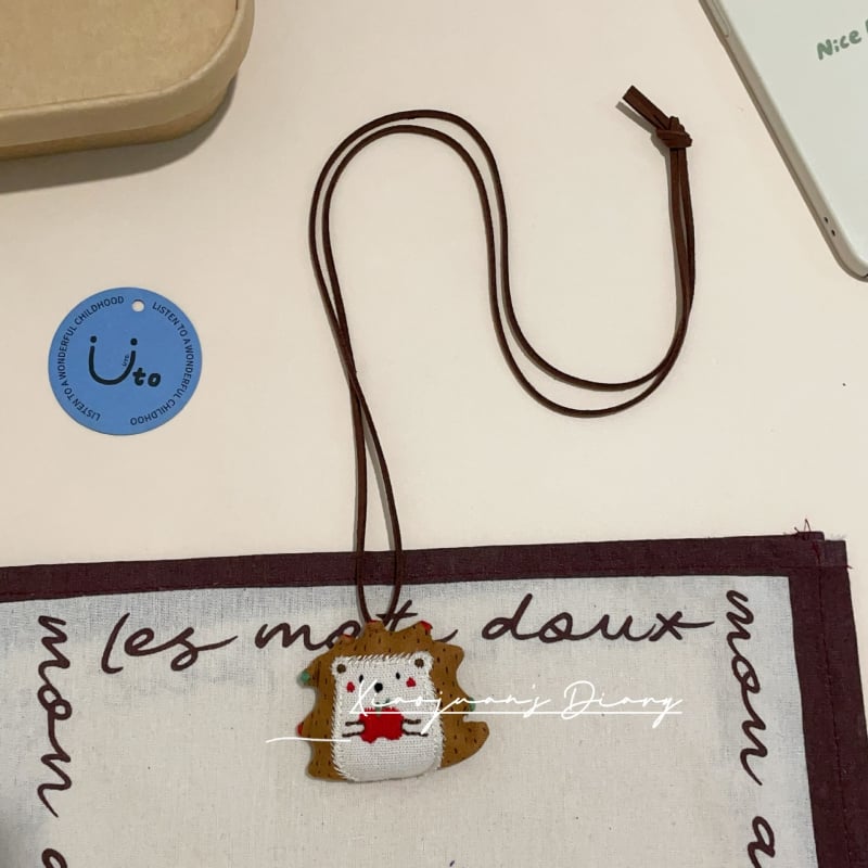 Garā bērnu kaklarota ar dzīvnieku formu, no auduma, meža stila, rokām izšūta