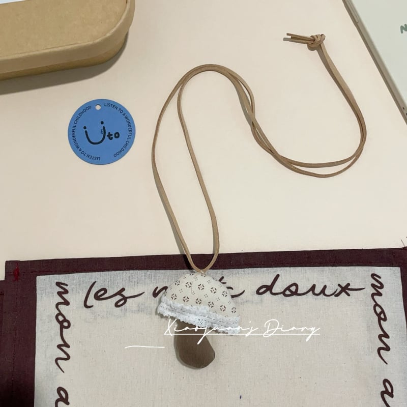 Garā bērnu kaklarota ar dzīvnieku formu, no auduma, meža stila, rokām izšūta