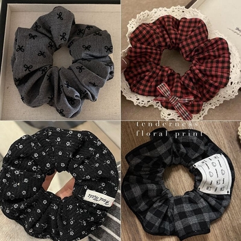 Scrunchie za kosu s cvjetnim corduroy uzorkom za rep ili punđu – djeca, vintage, proljeće 2025