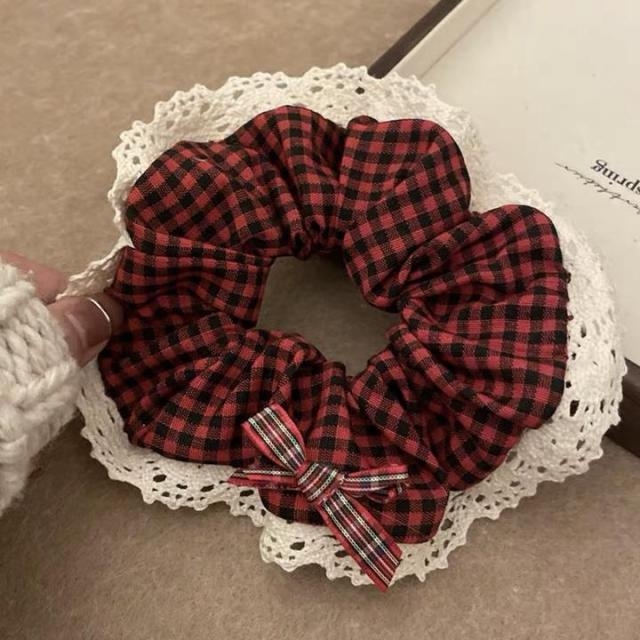 Scrunchie za kosu s cvjetnim corduroy uzorkom za rep ili punđu – djeca, vintage, proljeće 2025