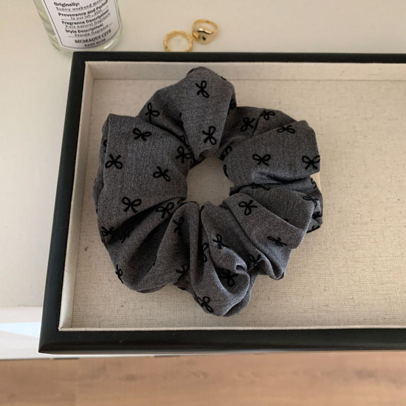 Scrunchie za kosu s cvjetnim corduroy uzorkom za rep ili punđu – djeca, vintage, proljeće 2025