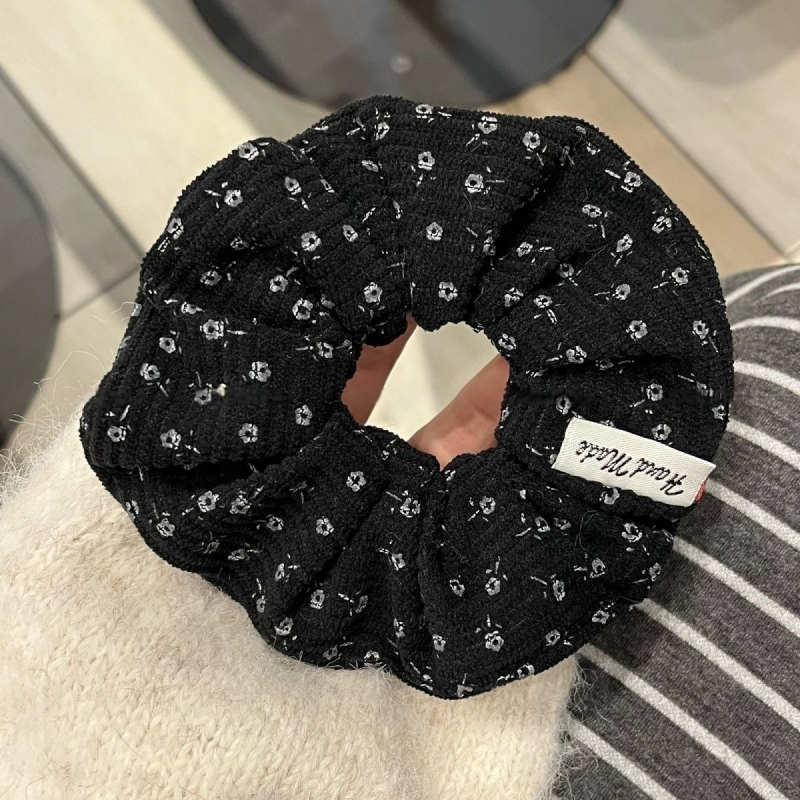 Scrunchie za kosu s cvjetnim corduroy uzorkom za rep ili punđu – djeca, vintage, proljeće 2025