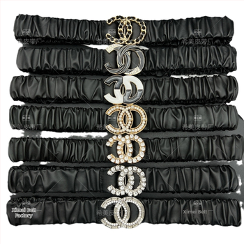 Női elasztikus öv kristályos csattal, ötvözetből készült, műbőr, gombos záródás, elektroplattolt felület, üzleti elegáns, sokoldalú stílus