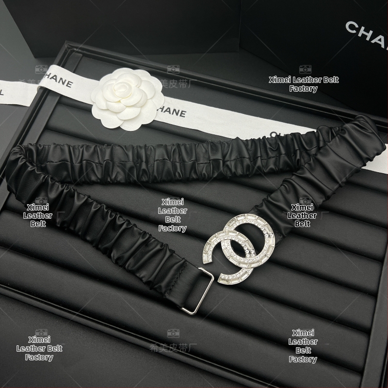 Női elasztikus öv kristályos csattal, ötvözetből készült, műbőr, gombos záródás, elektroplattolt felület, üzleti elegáns, sokoldalú stílus