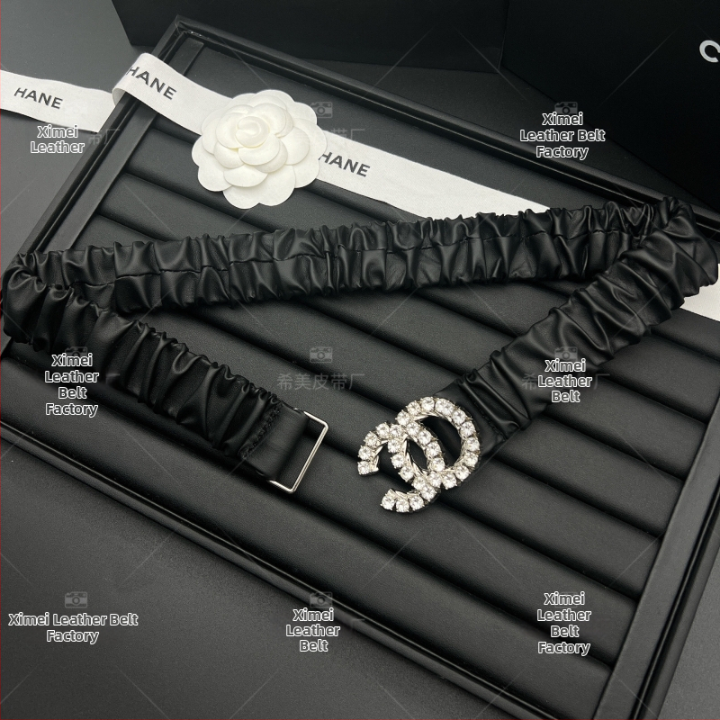 Női elasztikus öv kristályos csattal, ötvözetből készült, műbőr, gombos záródás, elektroplattolt felület, üzleti elegáns, sokoldalú stílus