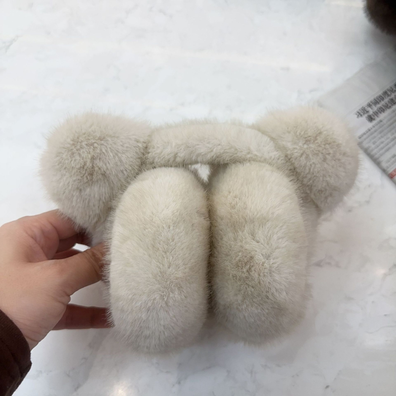 Plüüsist kõrvakaitsed karikatuuristiiliga, monokromaatne muster, talvise soojus