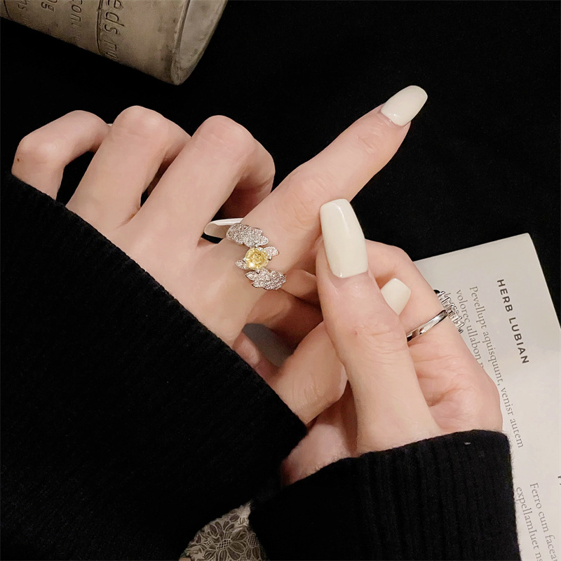 Varinis žiedas – Geometrinis moterų žiedas su šlifuotu paviršiumi, Ins stilius, rankų papuošalai, 2025 vasara