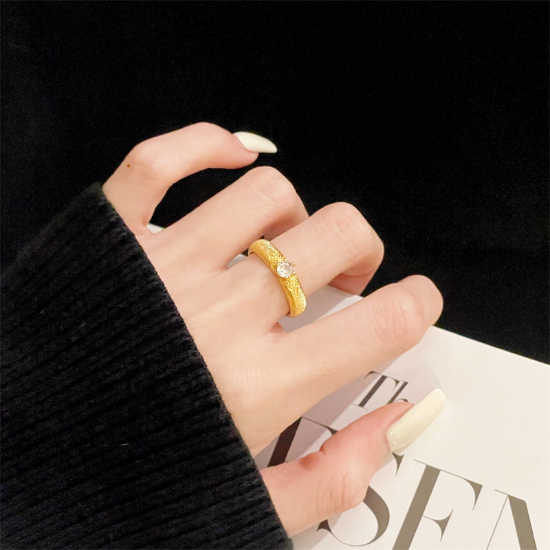 Varinis žiedas – Geometrinis moterų žiedas su šlifuotu paviršiumi, Ins stilius, rankų papuošalai, 2025 vasara