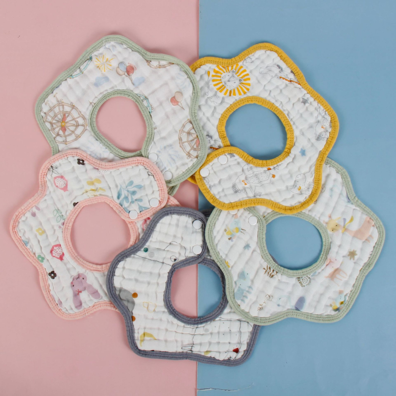 Bébi pamut etetőszalvéta, vízálló és foltálló, rajzfilm mintával, újszülötteknek 0–12 hónap