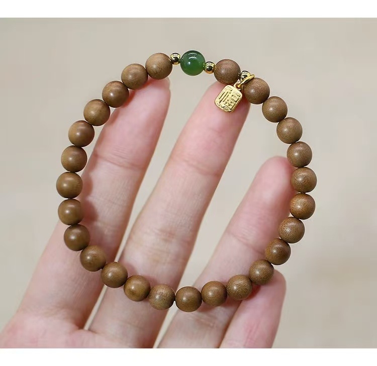 Régi szantálfa gyöngy karkötő, gravírozott, modern minimalist stílus, 2025 tavaszán