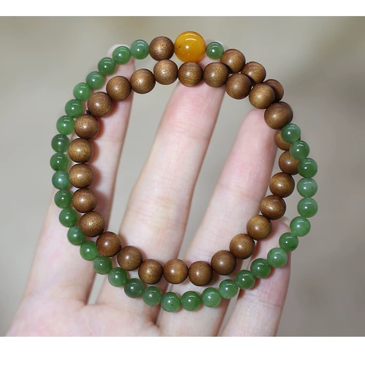 Régi szantálfa gyöngy karkötő, gravírozott, modern minimalist stílus, 2025 tavaszán