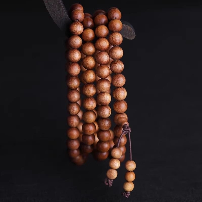 Régi szantálfa gyöngy karkötő, gravírozott, modern minimalist stílus, 2025 tavaszán