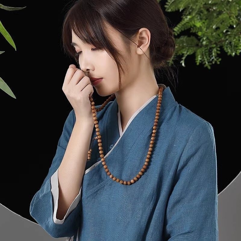 Régi szantálfa gyöngy karkötő, gravírozott, modern minimalist stílus, 2025 tavaszán