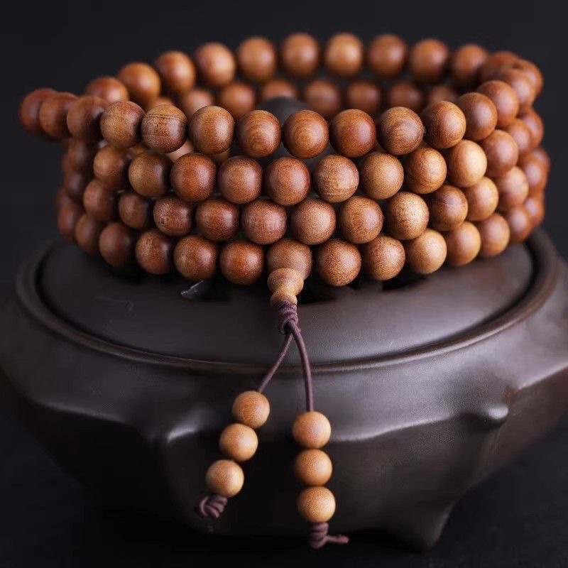 Régi szantálfa gyöngy karkötő, gravírozott, modern minimalist stílus, 2025 tavaszán