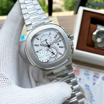 Nautilus'i mudel, täielikult automaatne mehaaniline käekell, ruudukujuline dial, roostevabast terasest korpus ja rihm, veekindel kuni 100 m