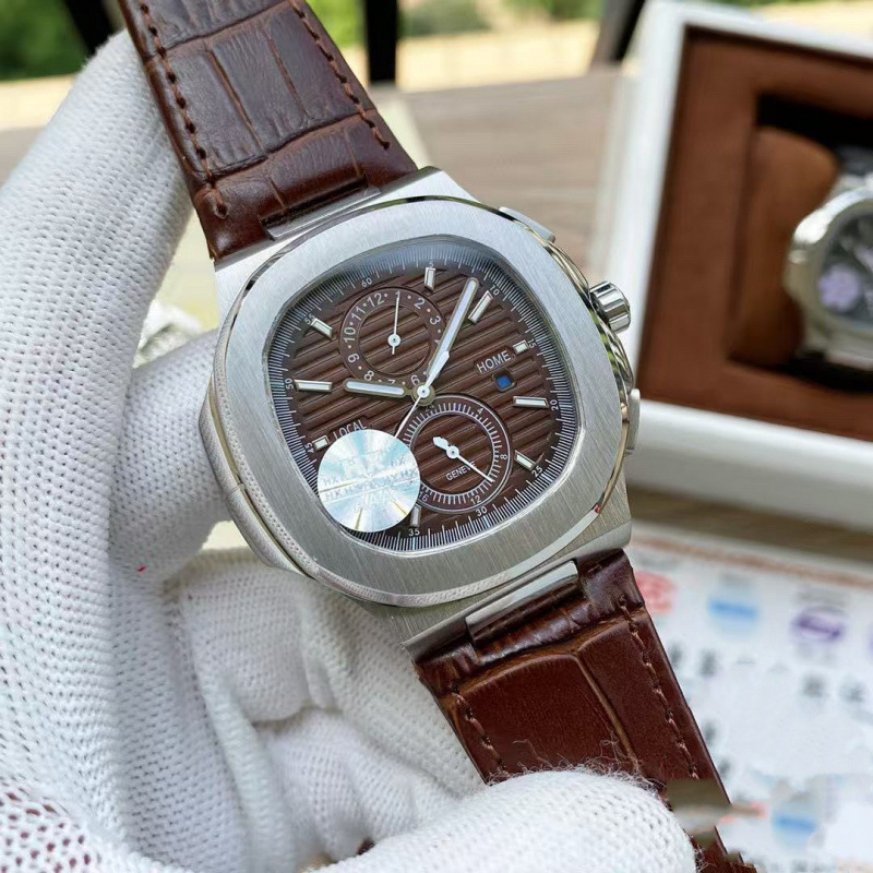 Nautilus'i mudel, täielikult automaatne mehaaniline käekell, ruudukujuline dial, roostevabast terasest korpus ja rihm, veekindel kuni 100 m