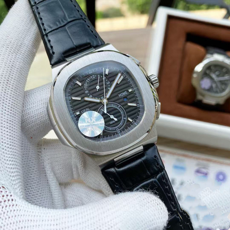 Nautilus'i mudel, täielikult automaatne mehaaniline käekell, ruudukujuline dial, roostevabast terasest korpus ja rihm, veekindel kuni 100 m